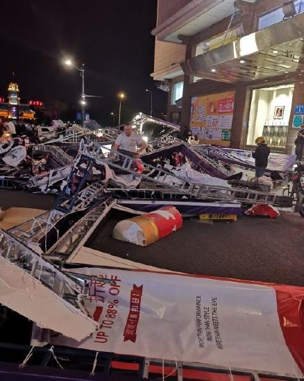 飞机被大风吹动转圈，江苏南通极端天气致11死102伤，9人仍在搜救中