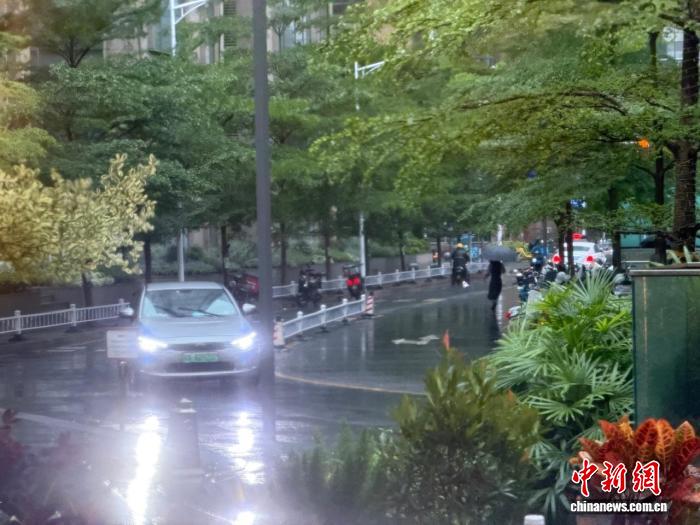 广东强对流天气持续 冰雹、狂风登场