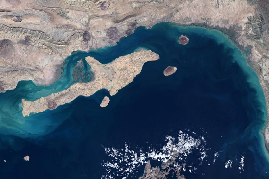 霍尔木兹海峡追踪:停火后只有与伊朗有关的船只通过海峡