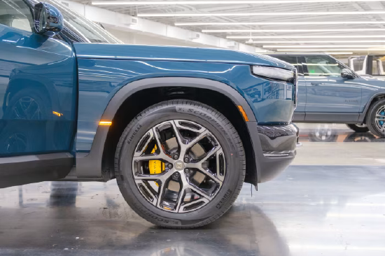 一座使用电动汽车回收电池供电的工厂