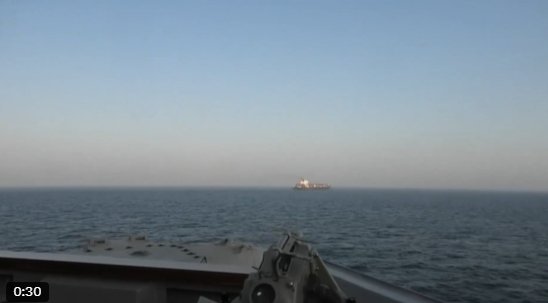 美军称在警告无果后开火并扣押一伊朗船只