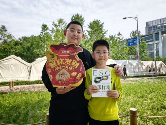 金融街嘉年华小朋友扭蛋获“大奖”，直呼“非常好玩”